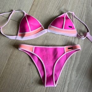 Cute triangl suit.